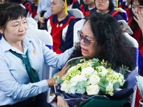 Lên nhận bằng thay trong lễ tốt nghiệp, phụ huynh bật khóc vì quá nhớ con