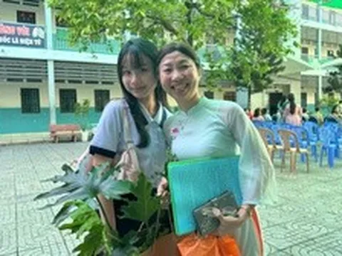 Con gái ca sĩ Thu Phượng năng nổ tiếp sức mùa thi