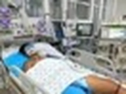 Nguy kịch vì chơi bóng giữa trời nắng nóng