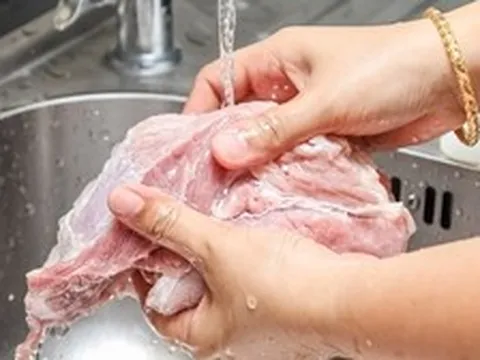 Khuyên thật: Đừng rửa thịt sống trực tiếp dưới vòi nước nữa!