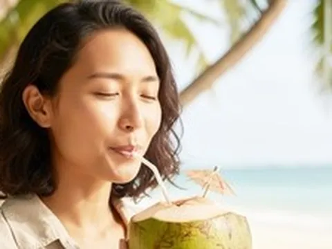 Uống nước dừa giải nhiệt ngày nóng: Sai lầm tai hại nhiều người mắc phải