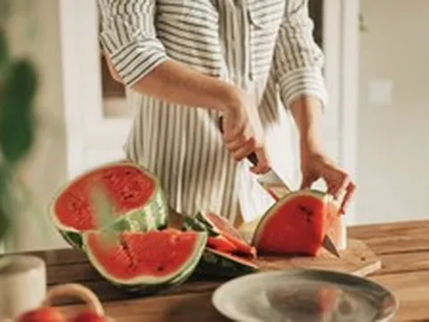 Dưa hấu ngọt hơn hẳn khi được rắc thứ này lên - không phải đường