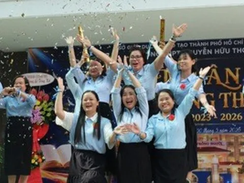 Thầy cô tự dựng tiết mục nhảy tặng học trò cuối cấp, miễn phí ôn thi