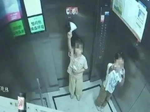Mắc kẹt trong thang máy, 2 bé gái cầu cứu 35 lần và cái kết