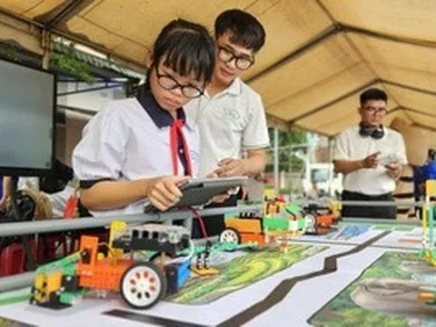 Học sinh "mê tít" gian hàng chuyển đổi số, STEM tại lễ khai mạc hè xã Bà Điểm