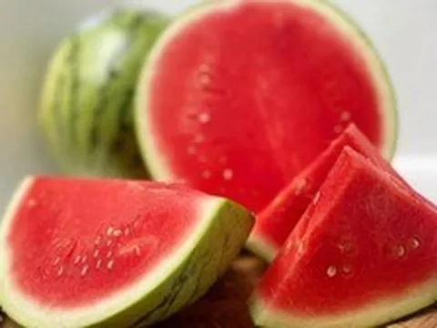 Giải nhiệt bằng nước dừa, nước trái cây thay nước lọc có thực sự tốt?