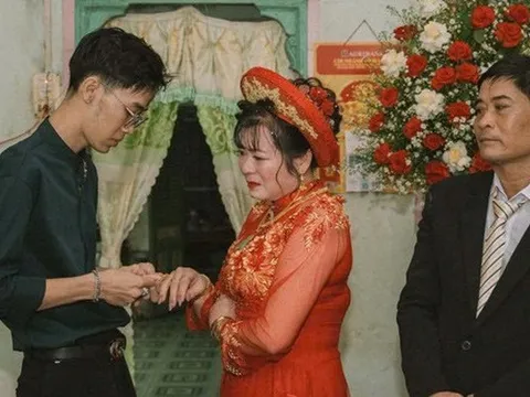 "Con xin phép gọi cô là má": Món quà cưới đặc biệt khiến cô dâu bật khóc xúc động