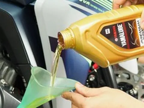 Nạp dầu nhớt Yamalube - động cơ khỏe cho những chuyến đi dài