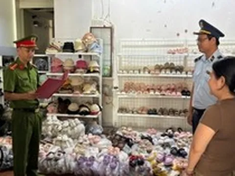Ra quyết định khởi tố chủ cửa hàng giày dép Trần Thị Huệ SN 1993
