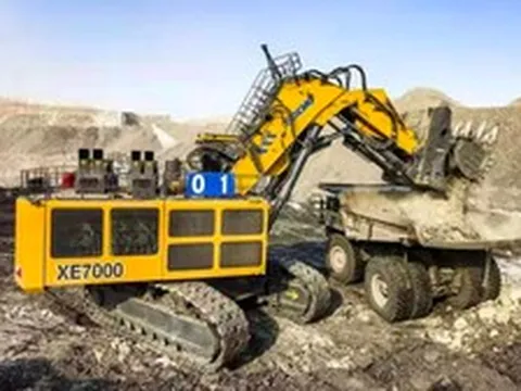 Phát hiện máy xúc Trung Quốc nặng 700 tấn, mỗi lần 'hạ tay' lấy được 60 tấn đất đá, đang liên tục đào bới, làm việc 18 tiếng không nghỉ