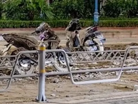 Truy tìm xe làm rơi bùn đất khiến loạt xe máy trượt ngã gần cầu Nhật Tân