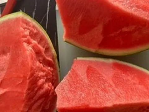 Cụ ông phổi trắng xóa, thận "ngừng hoạt động" sau khi ăn dưa hấu giải nhiệt