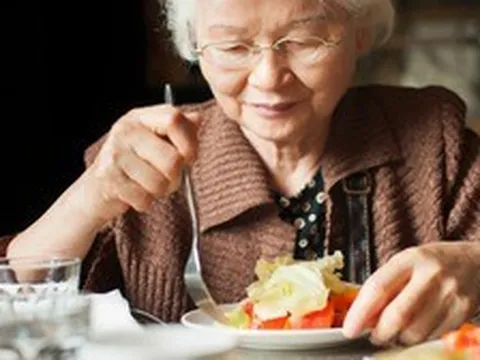 Người sống hơn 100 tuổi ăn gì mỗi ngày? Điểm chung trong bữa ăn hóa ra rất đơn giản