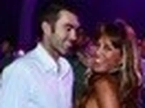 Con gái 1 nữ ca sĩ nói thẳng với bạn trai Tây kém 13 tuổi của mẹ: "Chú cầu hôn mẹ con đi"