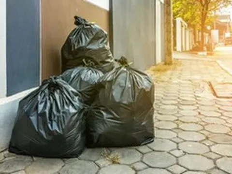 Phát hiện nhiều bó tiền mặt trị giá 432 triệu đồng trong túi rác gần toà biệt thự