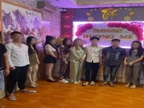 Công an tiến hành làm việc với chủ cơ sở massage Lê Nguyễn Minh Nhựt và 5 nhân viên