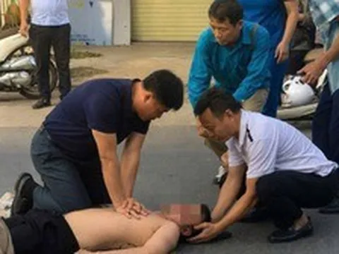 Phó giám đốc bệnh viện và đồng nghiệp ép tim cứu người gặp nạn trên đường