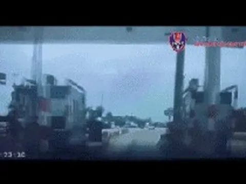 Xe ô tô dừng khẩn giữa Quốc lộ 5, CSGT phát hiện người phụ nữ chảy máu nhiều ở cánh tay