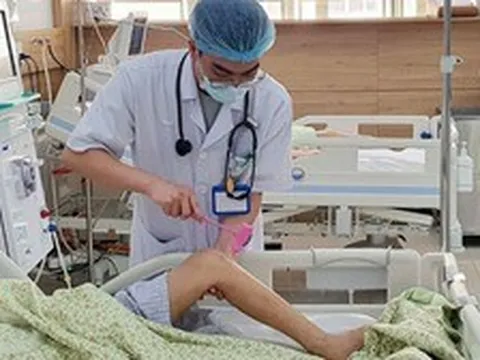 Bất lực vì mẹ bỏ thuốc ở bệnh viện, tin 'thần y mạng' hơn bác sĩ
