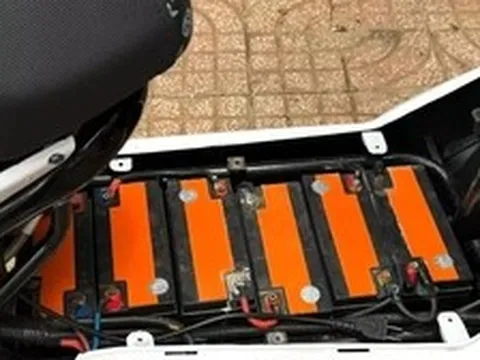 Một thiếu niên độ chế xe đạp điện chạy gần 100km/h