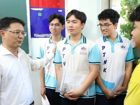 Lãnh đạo Tp.HCM động viên các thí sinh trước giờ thi tốt nghiệp THPT