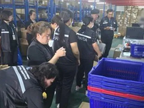 Đột kích một nhà kho, công an triệt phá đường dây buôn bán thực phẩm chức năng giả, tịch thu hơn 15.000 sản phẩm nhập lậu
