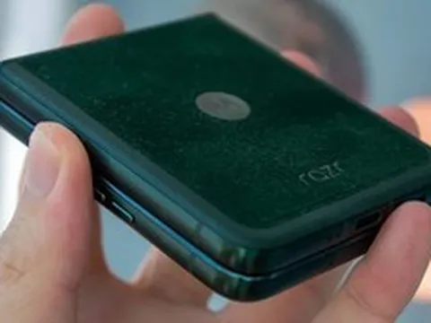 “Điện thoại nắp gập” kinh điển được Motorola mang trở lại Việt Nam, rất đáng sở hữu lúc này