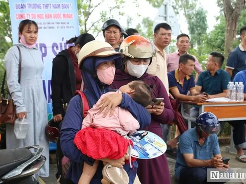 Lời nhắn gửi sau cánh cổng trường thi: Kết quả thế nào cũng được, miễn con nỗ lực hết mình