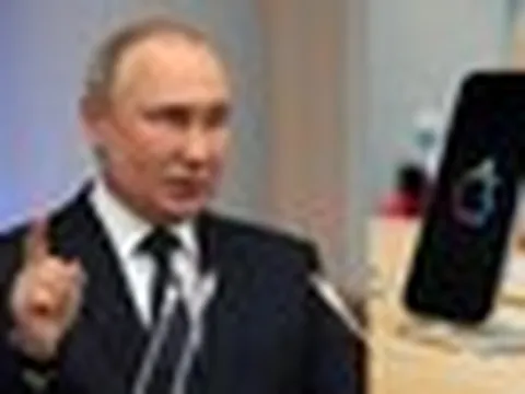 73 tuổi rồi, Tổng thống Putin vẫn quyết "nói không" với iPhone hay Android, vậy mọi người liên lạc với ông kiểu gì?