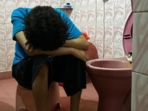 3 bất thường khi đi vệ sinh là tín hiệu CẢNH BÁO gan đã xác xơ, ngày nào cũng "gồng mình" vì bệnh tật