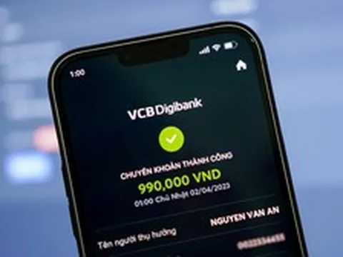 Nhận đơn hàng vận chuyển tiền công 5 triệu đồng, người đàn ông chuẩn bị chuyển 136,8 triệu đồng thì "quay xe" đi công an trình báo