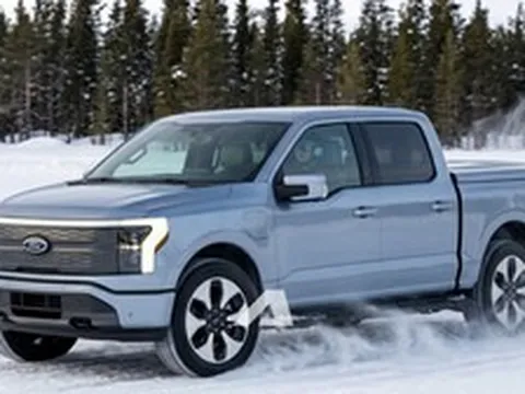 Bán tải điện Ford cỡ Ranger lần đầu chạy thử trên đường: Đầu xe siêu ngắn, trang bị nhiều công nghệ an toàn, chốt ra mắt năm sau