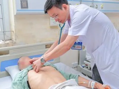 Nam thanh niên nhập viện sau nhiều giờ làm việc dưới nắng nóng
