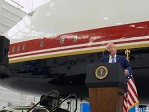 Tổng thống Donald Trump ra mắt chiếc Air Force One mới