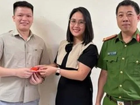 Phát hiện 2 chiếc nhẫn vàng trước cửa siêu thị, công an mời một người đàn ông lên xác minh