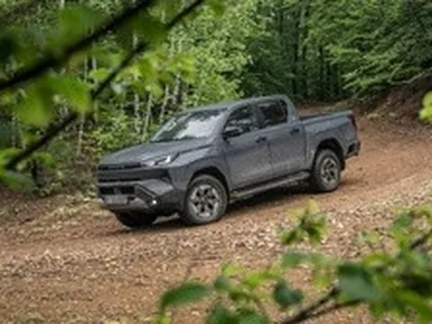 Bán tải thuần điện Toyota Hilux BEV lộ thông số gây thất vọng về tầm hoạt động