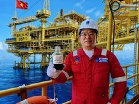 Chai dầu đen xì, đặc quánh trên bàn làm việc Tiến sĩ Ngô Hữu Hải được qua 4 lưu giữ qua thập kỷ