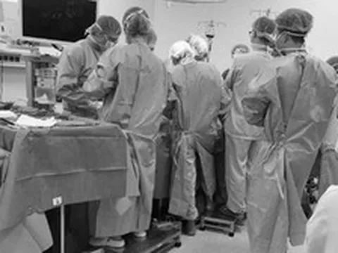 Gần 50 y bác sĩ nghẹn ngào nhìn chàng trai 25 tuổi ra đi sau cuộc vui xem bóng đá