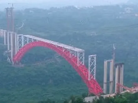 Mang 26.000 tấn thép lên núi cao 310 mét, cây cầu ‘lơ lửng trên không’ hoàn toàn không có trụ đỡ ở giữa, tương đương toà nhà 100 tầng đã thành hình