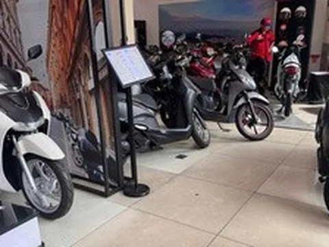 Xe máy đồng loạt giảm giá để kích cầu