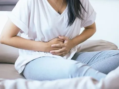 Đau bụng dữ dội, người phụ nữ 52 tuổi sốc nặng sau khi đi cấp cứu