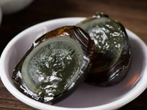 Loại trứng đen sì nhìn là sợ, không ngờ được xem là "kho báu dinh dưỡng"