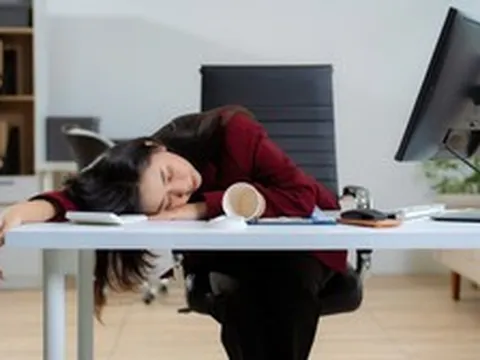 Ăn xong chỉ muốn ngủ gục? Bác sĩ giải mã hiện tượng "say tinh bột" đang gây sốt mạng xã hội, 3 nhóm thực phẩm dễ khiến bạn mệt lả sau bữa ăn