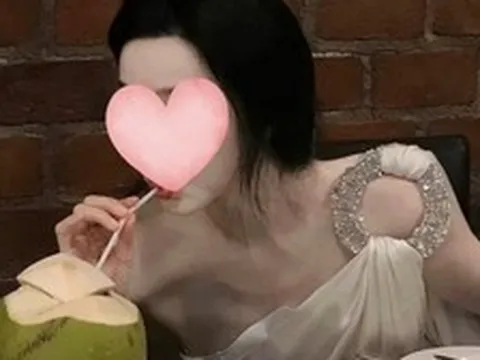 Mỹ nhân ngồi uống nước dừa mà đẹp như tranh vẽ, 20 năm chưa bao giờ biết xấu