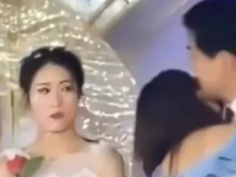 Đang làm lễ cưới, người yêu cũ bất ngờ lao lên hôn chú rể, cả hội trường sững sờ