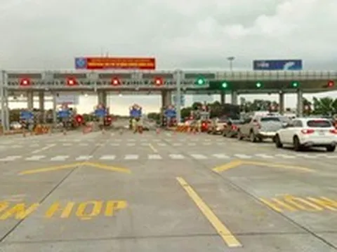 Lùi xe tại trạm thu phí trên cao tốc để xử lý sự cố có bị phạt nguội?