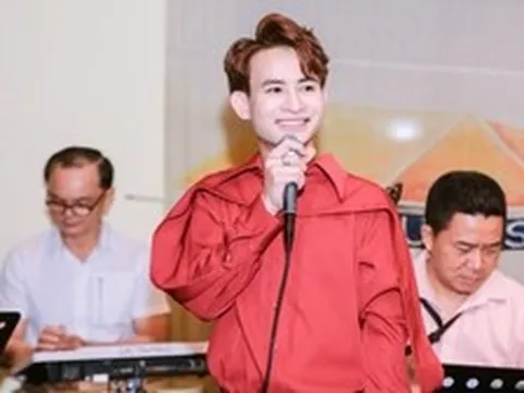 Nguyễn Quốc Linh hát liên tục 20 ca khúc trong đêm nhạc riêng