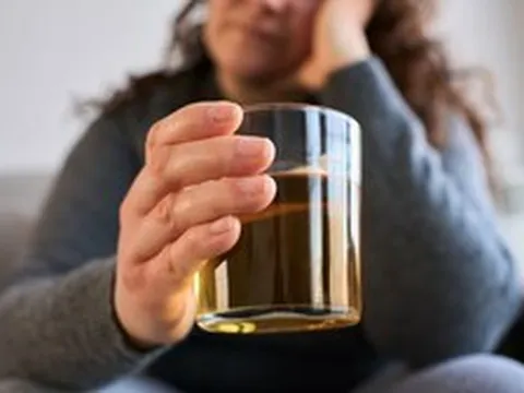 Bác sĩ phẫu thuật cảnh báo về 1 “chất lỏng tử thần”, khẳng định "tuyệt đối không nên uống"