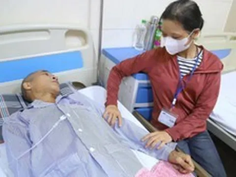 Chồng vay mượn khắp nơi để chữa ung thư cho vợ, nợ chưa trả hết đã bàng hoàng nhận tin dữ