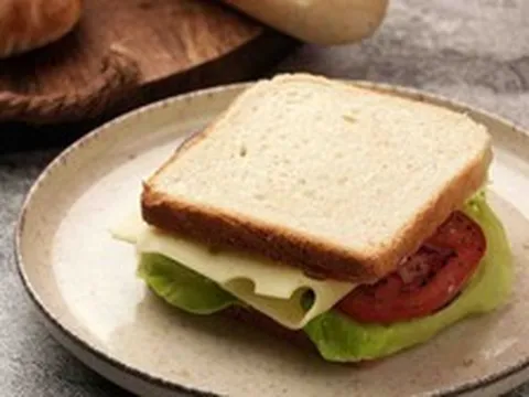 Người phụ nữ 50 tuổi bị loãng xương vì thường xuyên ăn bánh mì: Bác sĩ cảnh báo một chất âm thầm "rút" canxi khỏi xương